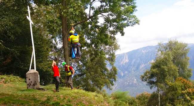 soccorso trasferito corda appeso