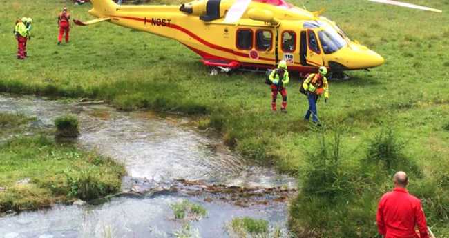 soccorso uomini elicottero torrente