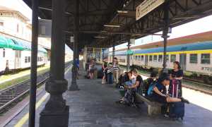 stazione treno gente binario