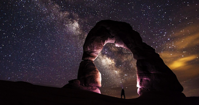 stelle arco roccia uomo