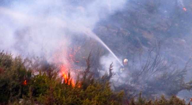 sterpaglie incendio fuoco vigile acqua