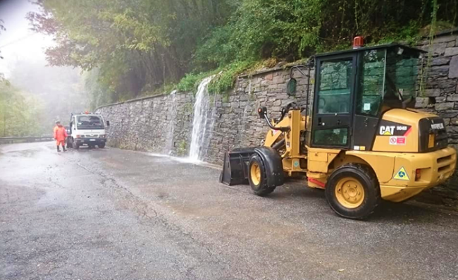 strada colloro pioggia pala
