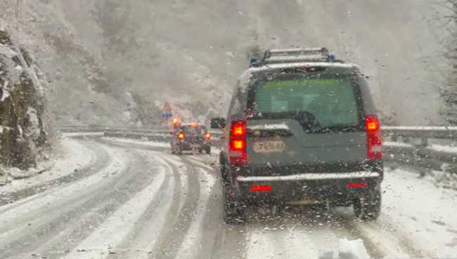 strada neve auto discesa
