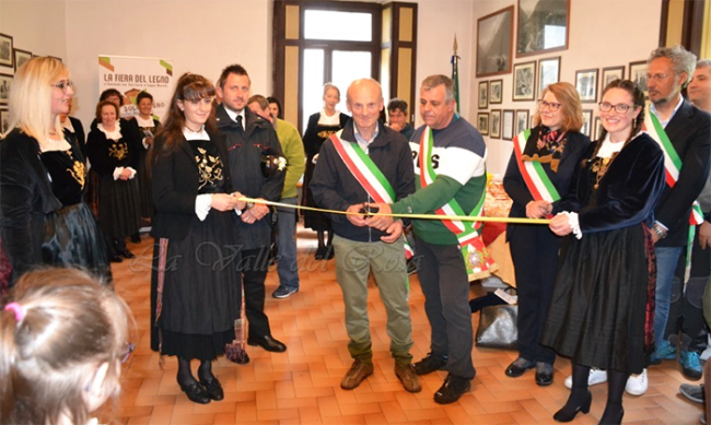 taglio nastro legno vanzone