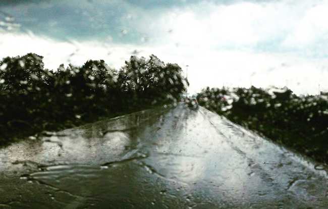 temporale pioggia strada auto