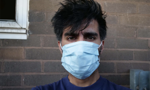 uomo covid mascherina