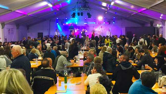 varzo aprile capannone gente palco