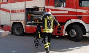 vigile fuoco fretta camion spalle