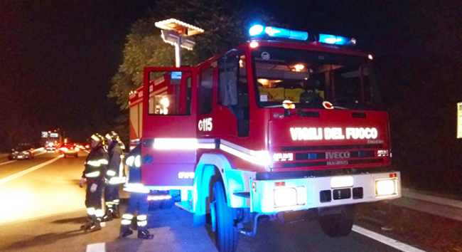 vigili fuoco superstrada notte camion