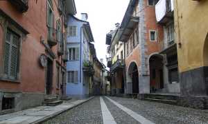 vogogna via case colorate