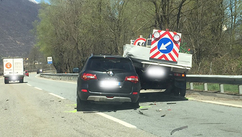 2ok auto sotto furgone anas