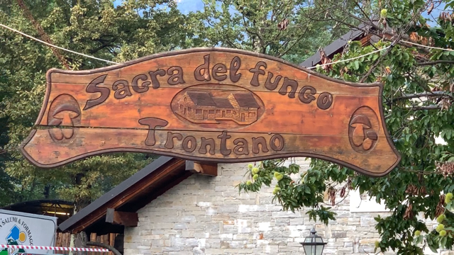 sagra fungo trontano scritta cartello legno