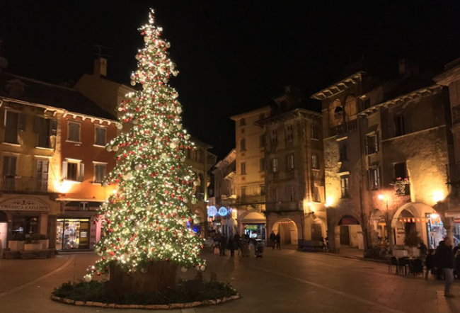 albero piazza natale mercato