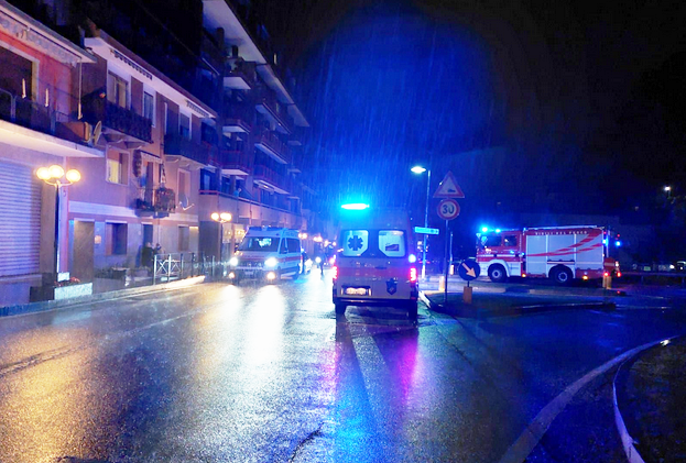 ambulanze notte pioggia