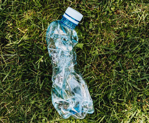 bottiglia plastica prato