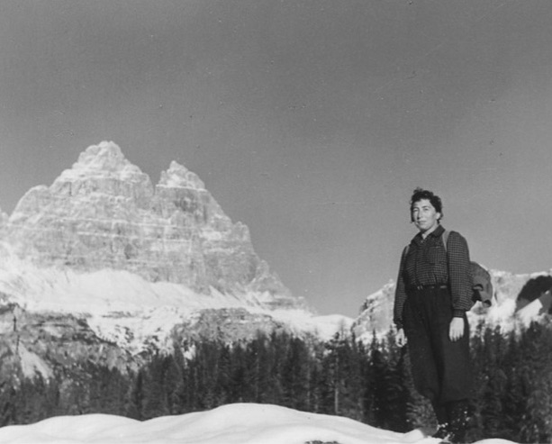 LAutrice al Lago dAntorno sullo sfondo le Tre Cime di Lavaredo Archivio Bepi Pellegrinon