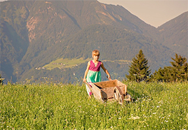 b bambina montagna carriola