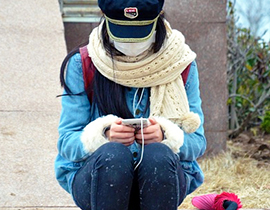 b ragazza sola cellulare