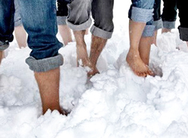 b neve piedi nudi