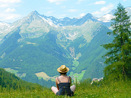 b montagna ragazza seduta