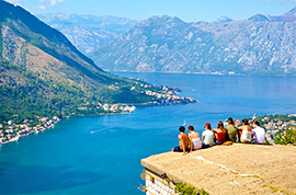 b turisti lago montagna