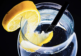 b acqua bicchiere limone