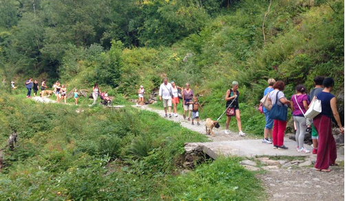 turisti sentiero montagna antrona