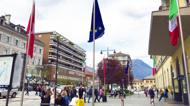 piazza stazione gente bandiere