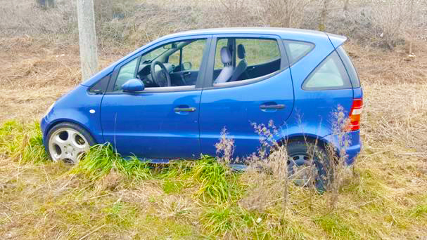 auto abbandonata domo