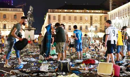 juve piazza folla tifosi