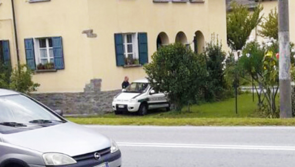 pattuglia polizia locale villaggio