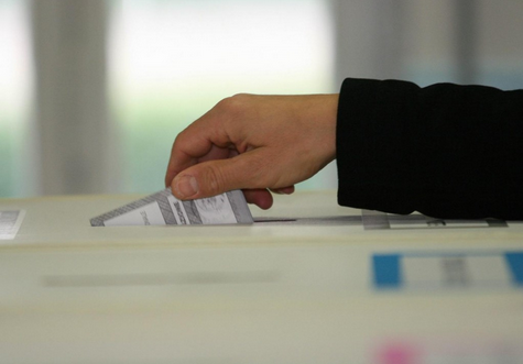 mano voto scheda urna