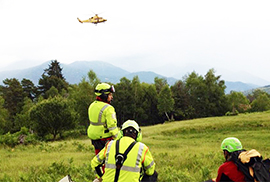 b soccorso elicottero in volo uomini terra
