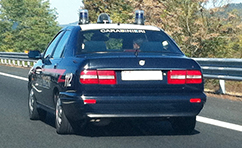 corta carabinieri auto superstrada