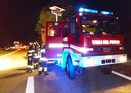 corta vigili fuoco superstrada notte