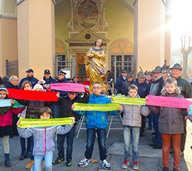 corta bambini processione madonna