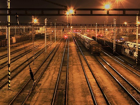 corta ferrovia binari notte